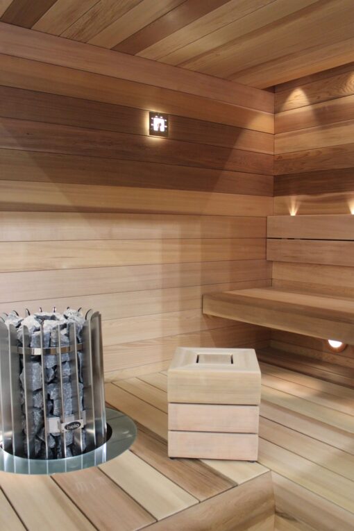 Stufa elettrica per sauna a torre Helo Rocher ambientata