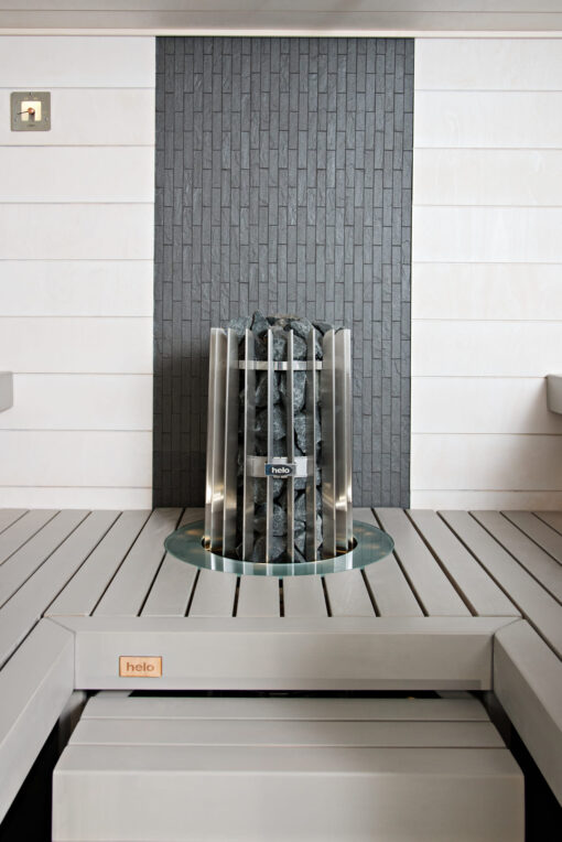 Stufa elettrica per sauna a torre Helo Rocher in sauna ambientata