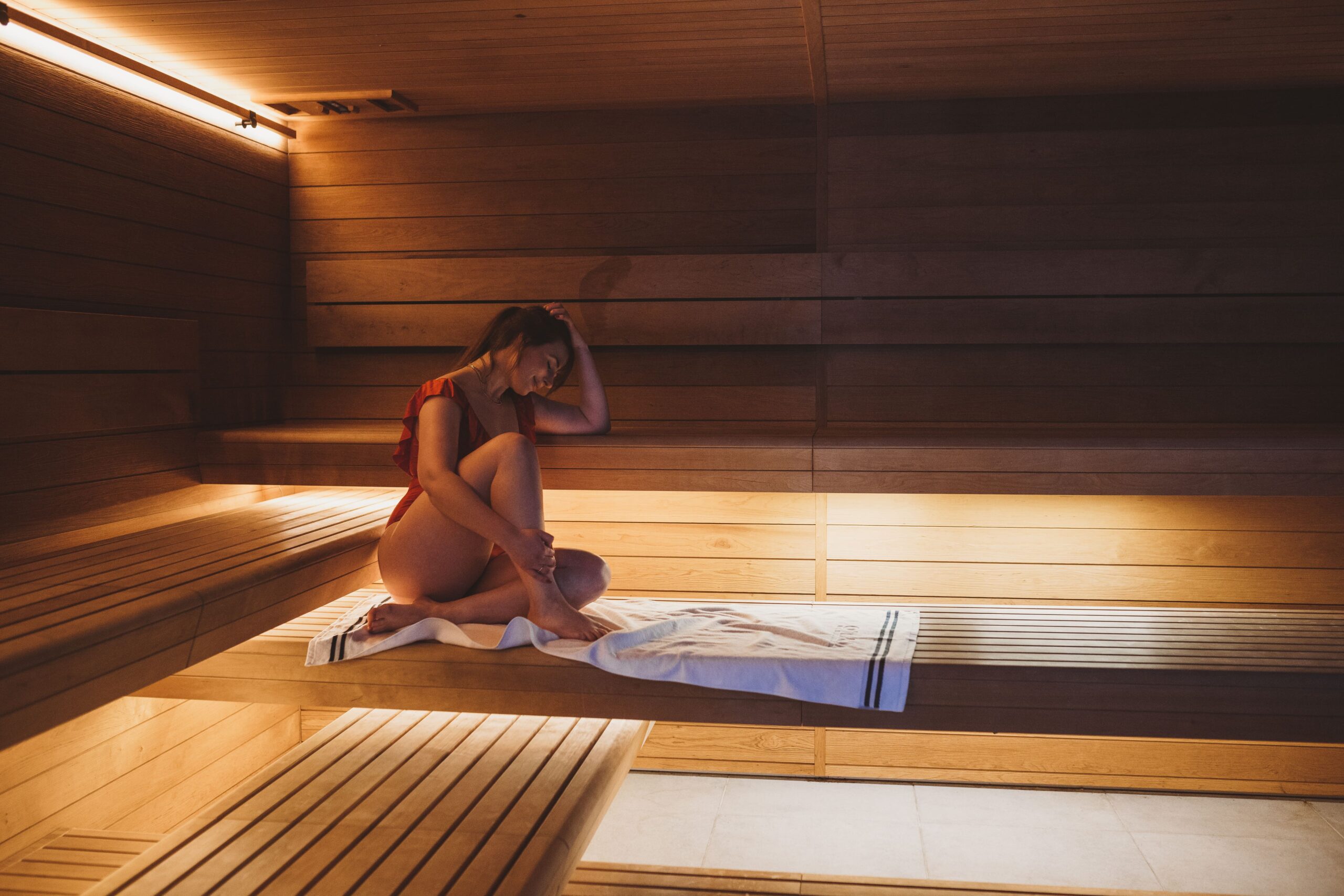 interno sauna in aspen spazzolato con donna relax