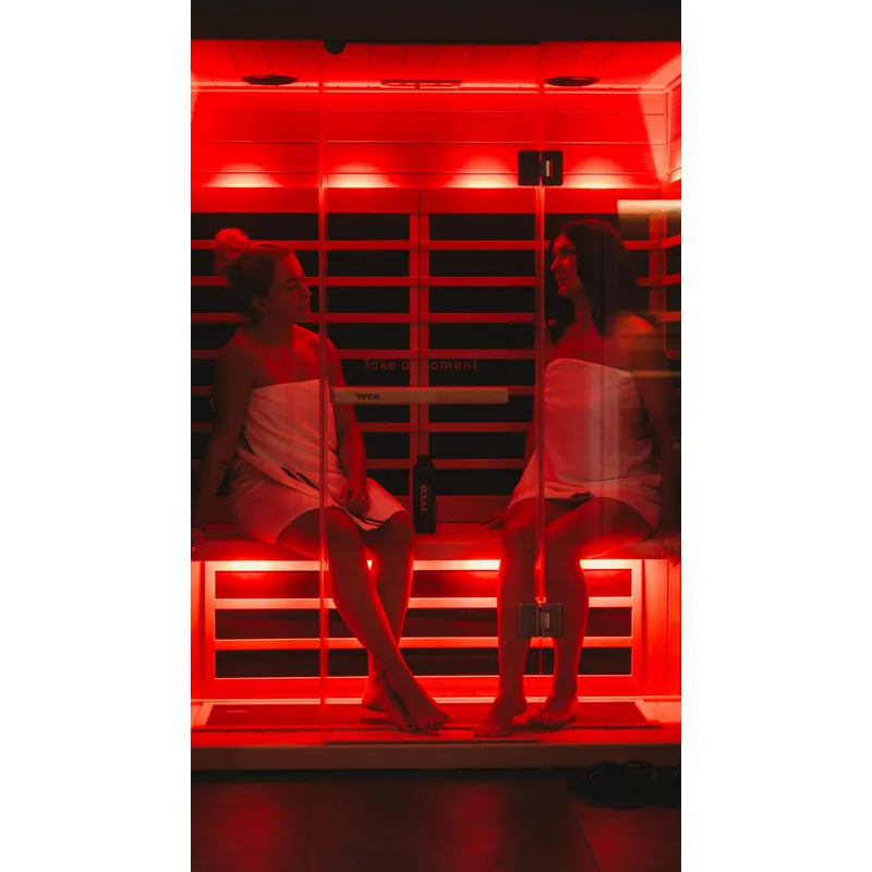 due ragazze che chiacchierano in sauna felici