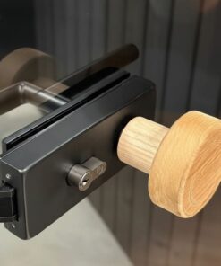Sauna Perfection da esterno dettaglio maniglia con lucchetto
